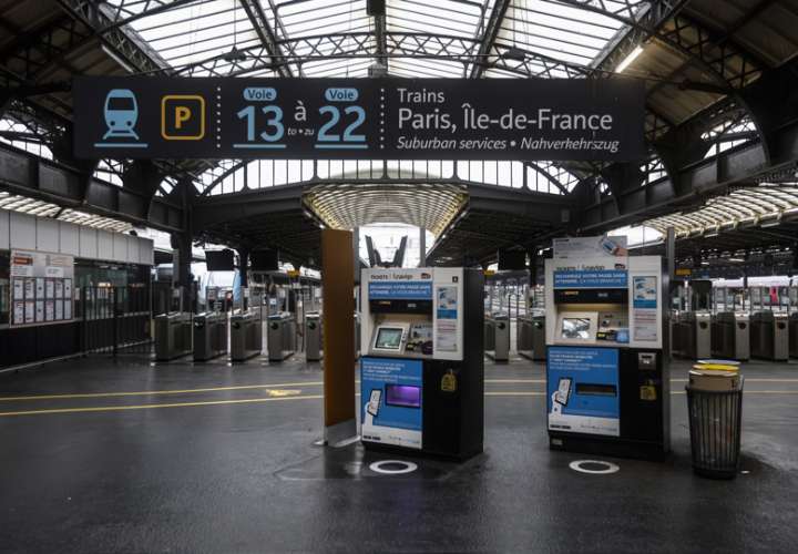 Vista interior de la estación de tren Gare de l&#039;Est vacía en París este 24 de enero de 2023. EFE