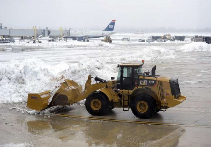 Vista de un aeropuerto de EE.UU. afectado por una tormenta, en una fotografía de archivo. EFE