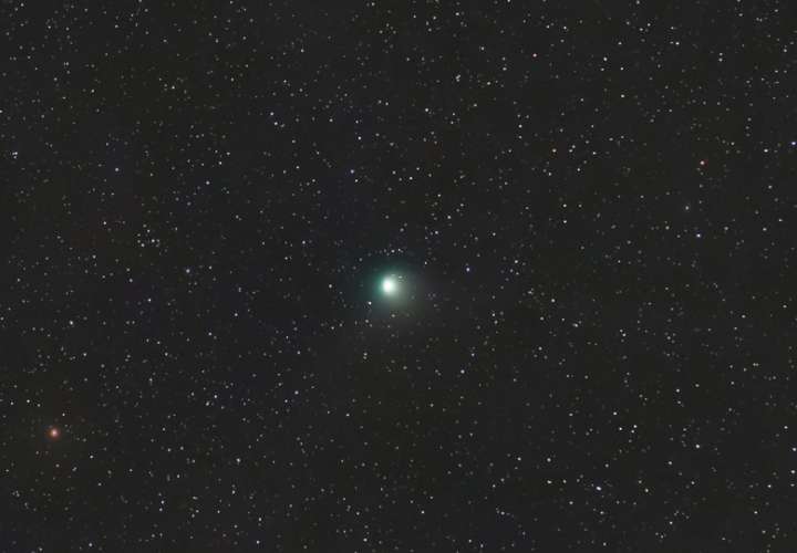  Imagen compuesta por 20 fotografías tomadas en la noche entre los días 30 y 31 de enero del cometa C/2023 E3 ZTF desde la localidad cántabra de La Hayuela. EFE
