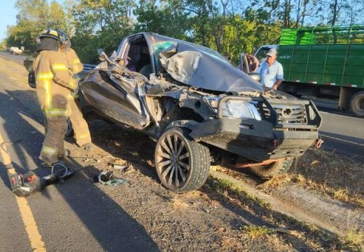  Conductor muere tras triple colisión en Los Santos [Video]