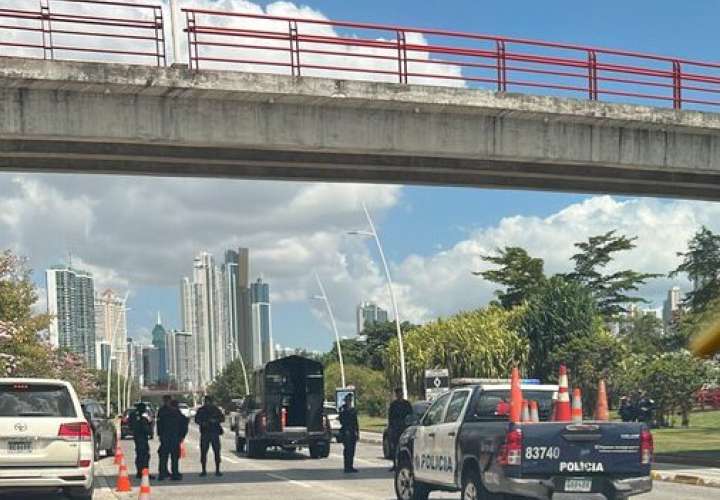 Personal de la Policía atiende la emergencia.