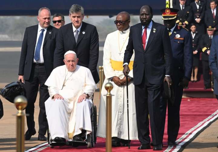 El presidente de Sudán del Sur, Salva Kiir (D), camina junto al papa Francisco (I) a la llegada del pontífice al Aeropuerto Internacional de Juba, en Sudán del Sur. EFE