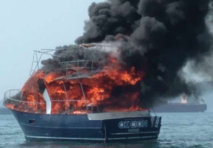22 personas fueron rescatadas tras incendio de embarcación (Video)