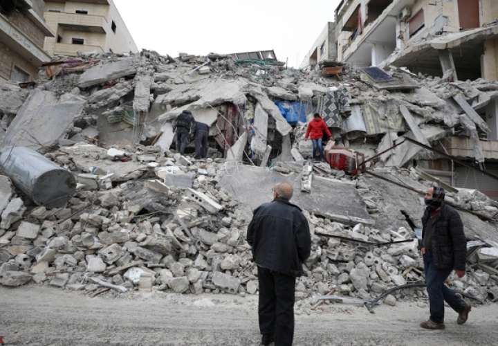 Más de 2.500 muertos por el sismo en Turquía y Siria