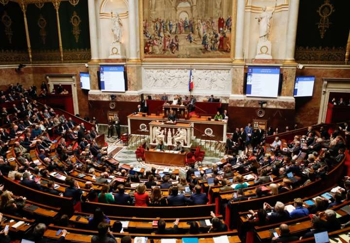El ministro francés de Trabajo, Olivier Dussopt, se dirige este lunes al pleno de la Asamblea Nacional donde se debate la discutida reforma de las pensiones. EFE