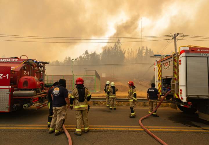 Bomberos trabajan en apagar un incendio en Puren, Región de la Araucania (Chile). EFE Archivo