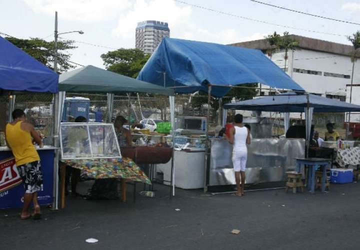 Quioscos de venta de comida y bebidas en la ruta del carnaval capitalino.