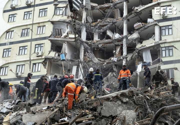Socorristas fueron registrados este lunes, 6 de febrero, al buscar supervivientes en medio de los escombros de un edificio parcialmente derrumbado en Diyarbakir (Turquía). EFE