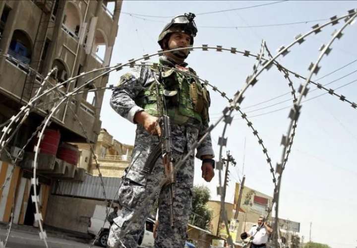 Un policía iraquí hace guardia en Irak. EFEArchivo