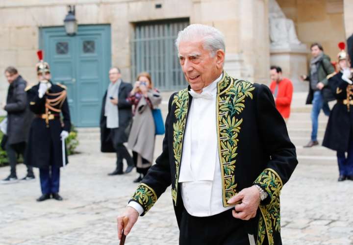 Mario Vargas Llosa después de su ceremonia de admisión en la Academia Francesa en París este jueves. EFE