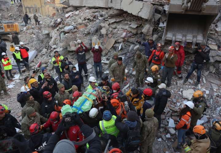 El ejército israelí, United Hatzalah y miembros del equipo de rescate turco sacan a un hombre de los escombros de un edificio derrumbado, en la ciudad de Kahramanmaras, sureste de Turquía. EFE Ilustrativa