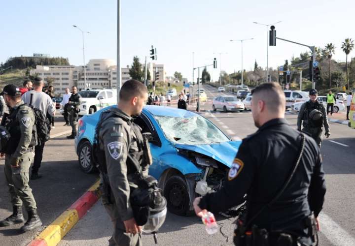 Fuerzas de seguridad y equipos de socorro israelíes trabajan en el lugar del atropello intencionado en Jerusalén este viernes. EFE