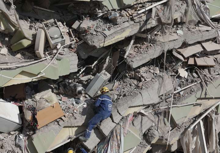 Suben a 25.000 los muertos por los terremotos en Turquía y Siria