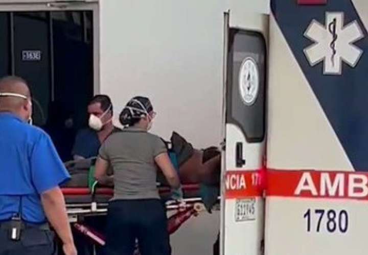 Ambulancias trasladan a los heridos a los centros hospitalarios en David, Chiriquí.