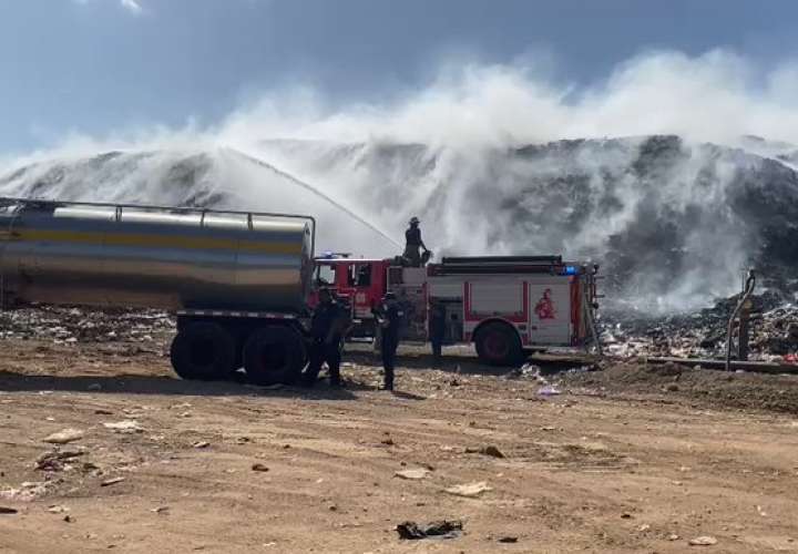 Bomberos continúan combatiendo incendio en Cerro Patacón 