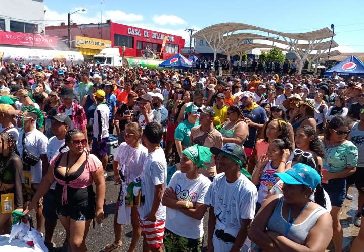 Chicos y grandes presentes en epicentro de la fiesta en Santiago.