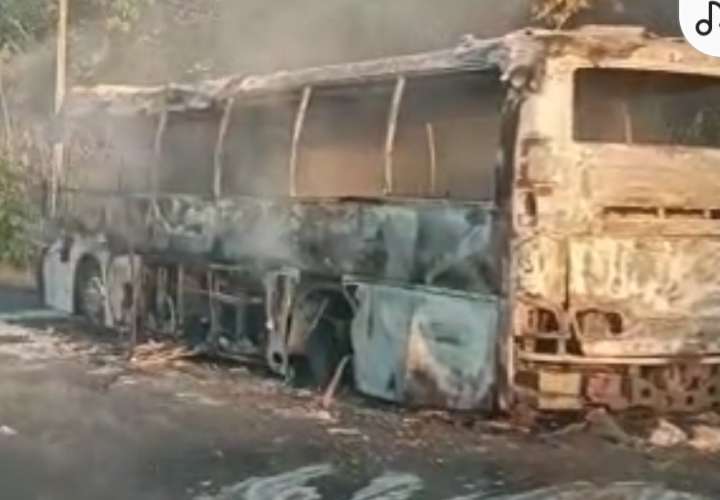 Bus que transportaba migrantes se incendia en Los Ruices, Veragus. No hubo lesionados.