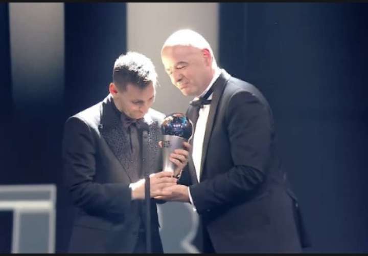 Lionel Messi (izq.) recibe el premio The Best de manos del presidente de la FIFA, Gianni Infantino.