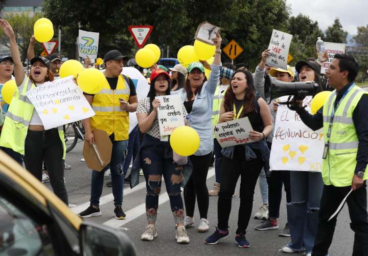 La Superintendencia de Transporte de Colombia abrió el pasado miércoles una investigación administrativa y formuló cargos contra Viva Air por suspender súbitamente sus operaciones el lunes pasado afectando a los usuario. 