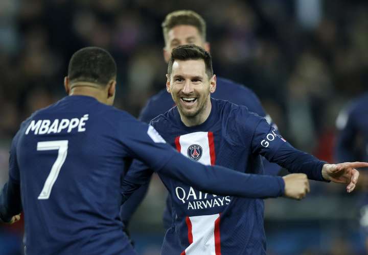 Mbappé festeja con Lionel Messi. /Foto: Agencia EFE