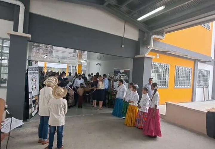 Presidente Cortiza inaugura las nuevas instalaciones de la escuela República de Italia.