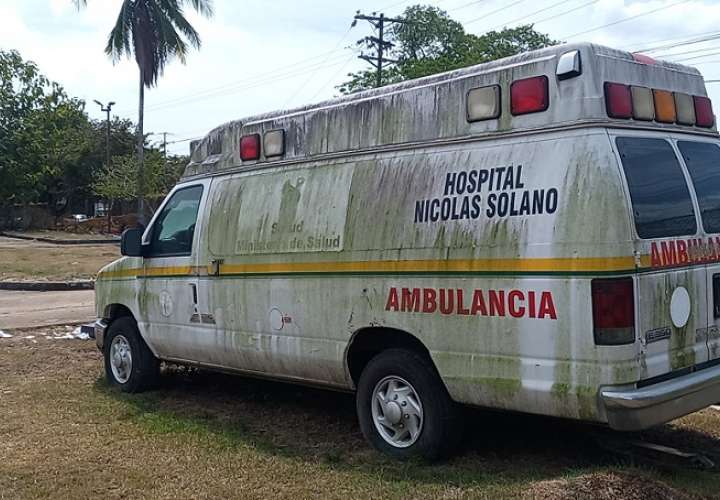 En el estacionamiento trasero del hospital Nicolás Solano se acumulan al menos una decena de ambulancias chocadas o con diversos tipos de desperfectos mecánicos.