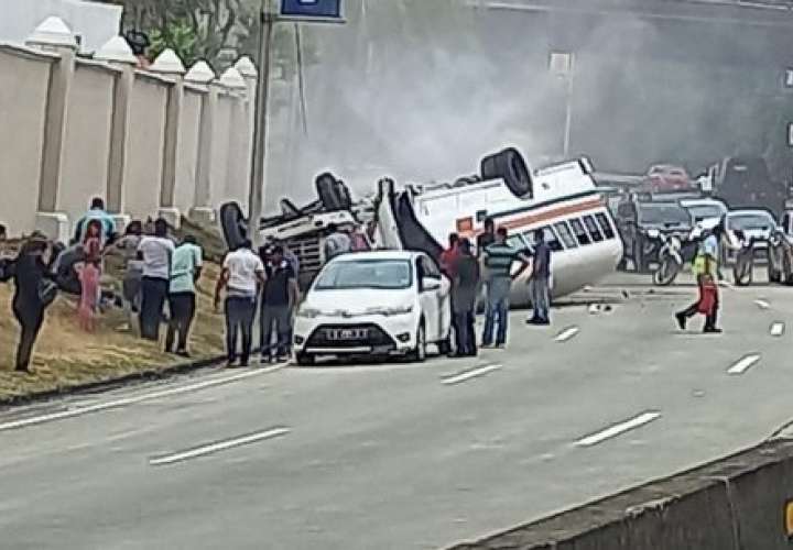 Escena del accidente del bus en Corredor Sur.