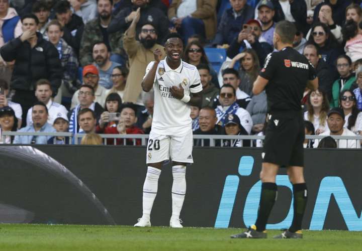 Vinicius Jr (c) se queja al árbitro durante el partido entre Real Madrid y RCD Espanyol. /Foto: Agencia EFE