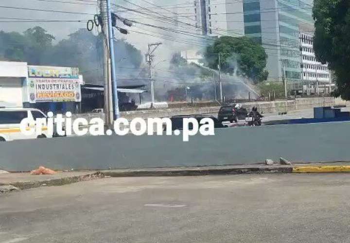 Bomberos del cuartel de Carrasquilla atienden la emergencia.  (Foto-Video: Landro Ortíz)