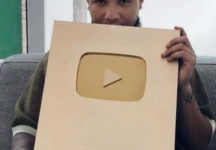 Boza recibe placa de oro de YouTube