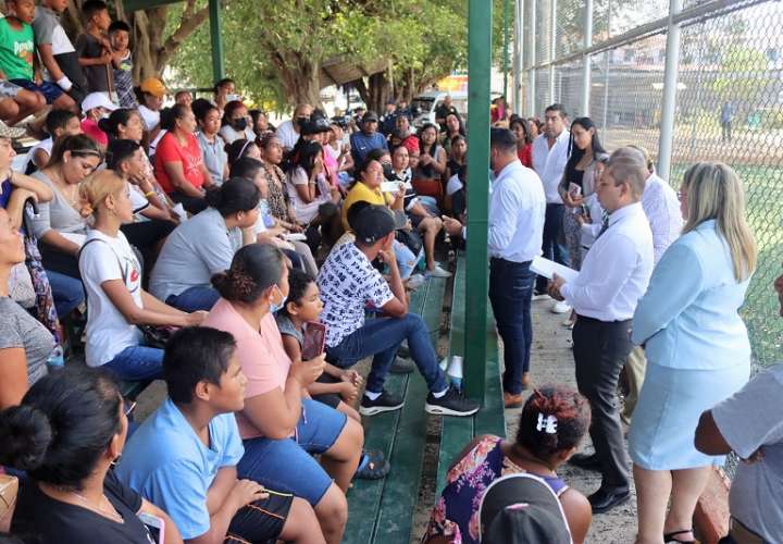 Los padres de familia del Centro Educativo de Veracruz han advertido que las condiciones en las cuales reciben clases los estudiantes en este sitio no son las adecuadas.