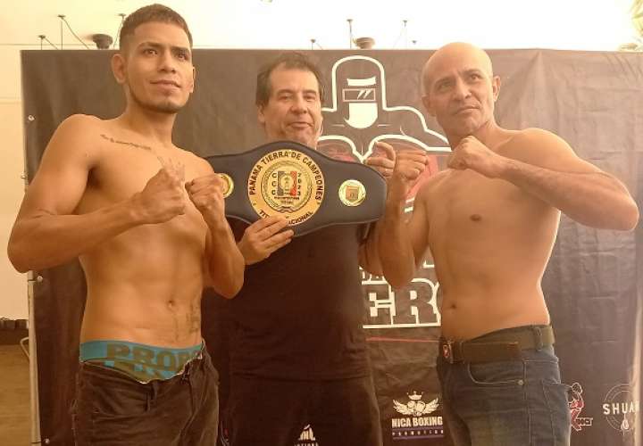 Jaime Muñoz (izq.) y Nehomar Cermeño en la ceremonia de pesaje oficial. Foto: Joel González