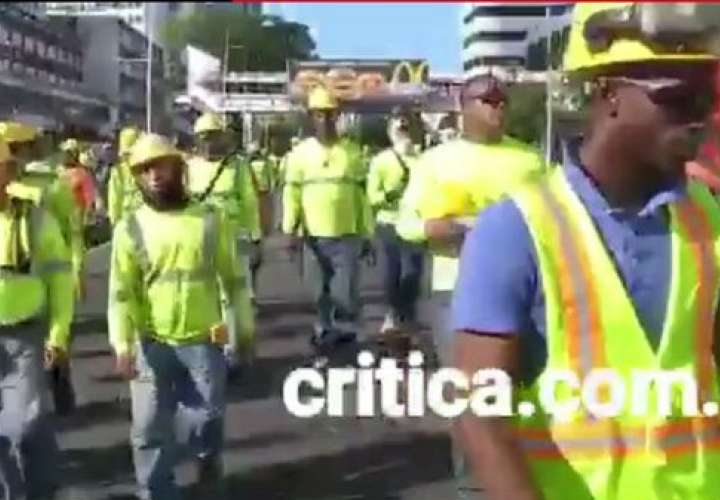 Los obreros del Suntracs se tomaron la vía España, frente a sede del MEF.  (Foto-Video: Landro Ortíz)