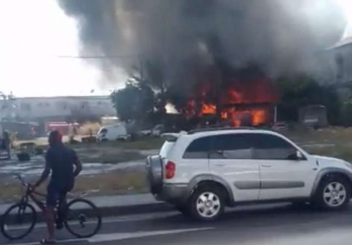 Un taller de mecánica y una vivienda improvisada fueron reducidos a escombros.