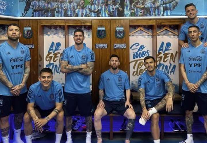 Messi junto a Otamendi, Dybala, Rodrigo De Paul, Leandro Paredes, Ángel Di María y Giovani Lo Celso en el vestuario del predio de Ezeiza.