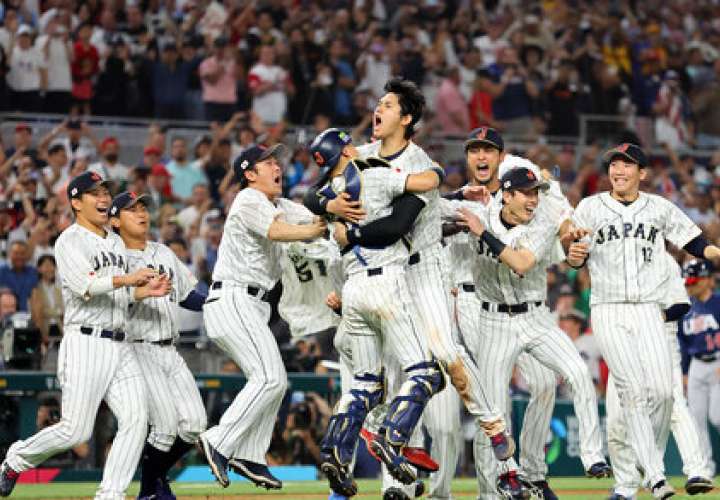 El equipo de Japón celebra la conquista del título del Clásico Mundial de Béisbol. 