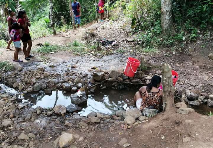 ante la falta de agua potable, los residentes de Arraiján recurren a ríos y quebradas para suplir algunas necesidades básicas.
