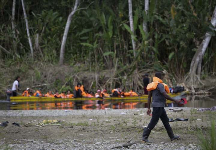 Los indígenas los reciben con sus canoas, incluso con alimentos y agua, pero cobran. EFe