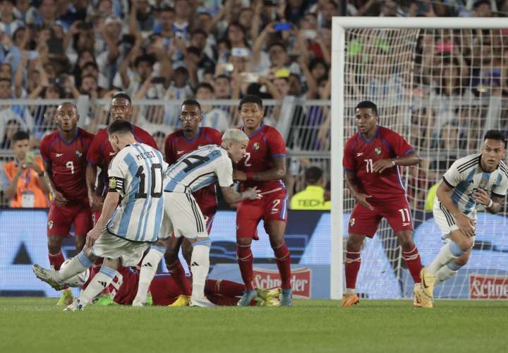 Lionel Messi (i) de Argentina patea un tiro libre. /Foto: EFE