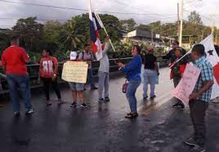 La comunidad educativa se mantuvo protestando por varias semanas para que se concluyeran los trabajos de la nueva escuela.