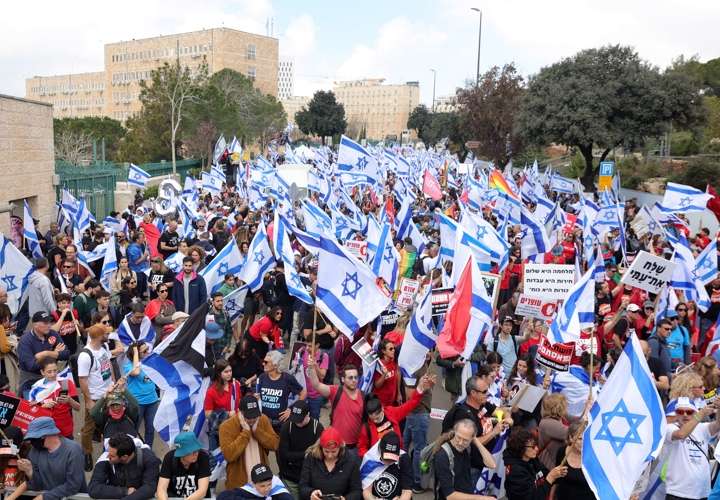 Bancos, empresas y alcaldía se unen a huelga en Israel por reforma