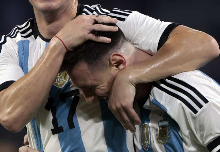 Lionel Messi de Argentina celebra un gol con Giovani Lo Celso hoy. /Foto: EFE