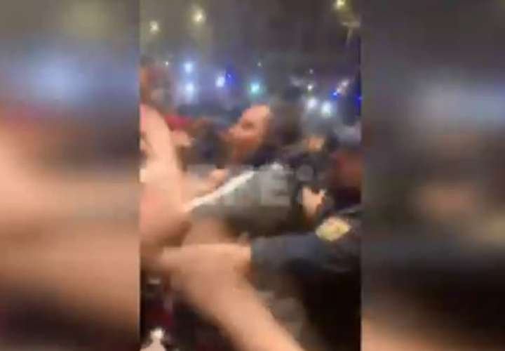 Incidente violento entre policías, fanáticos y jugadores de la selección de Perú. 