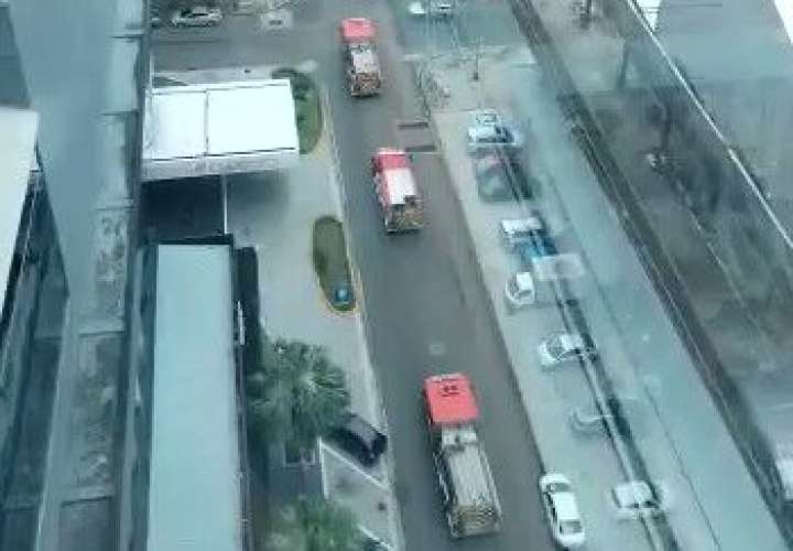 Caravana de los bomberos por las calles de la ciudad capital.