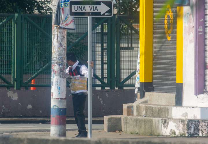 Hombre es visto con un dispositivo explosivo adherido al cuerpo en Guayaquil (Ecuador). EFE