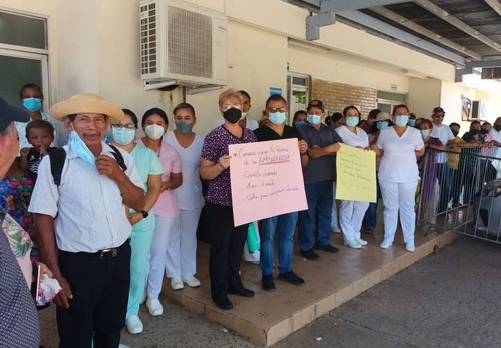 Protesta en las afueras del hospital rural.  (Foto: M. Vásquez)
