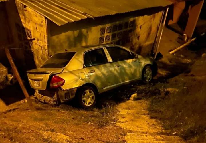 Bus cae en precipicio y auto se estrella contra casa en Colón 