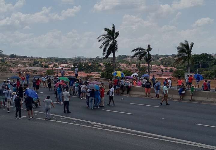 Cerca dw las 2:30 de la tarde los manifestantes mantienen el bloqueo de la autopista.
