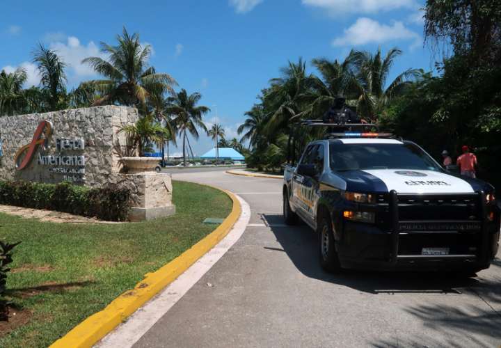 Agentes forenses se presentan en el lugar donde un tiroteo que dejó tres personas muertas, hoy, en la playa de un hotel del balneario de Cancún, Quintana Roo (México).  EFE