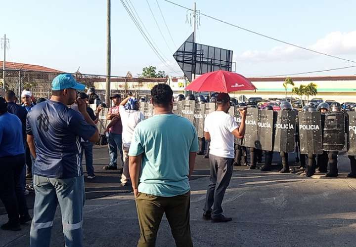 Los manifestantes fueron bloqueados en la intersección de la vía que conduce hacia Puerto Caimito y La Mitra. 